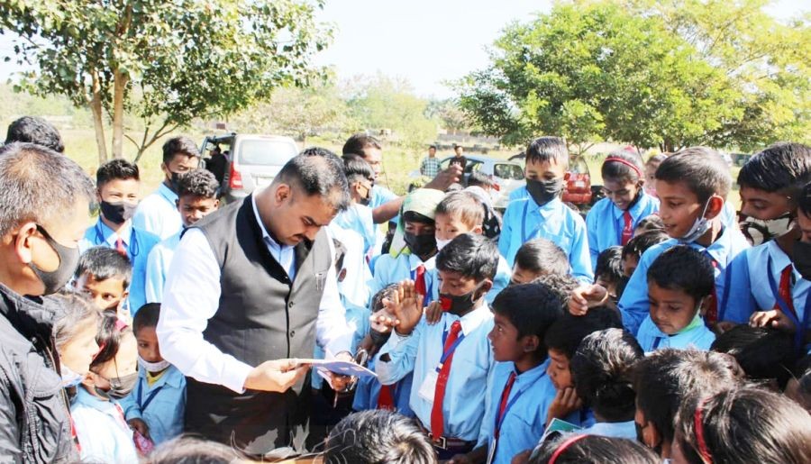 DC Chümoukedima, Abhinav Shivam interacting with students during the inauguration of hanging library held on November 18. (DIPR Photo)